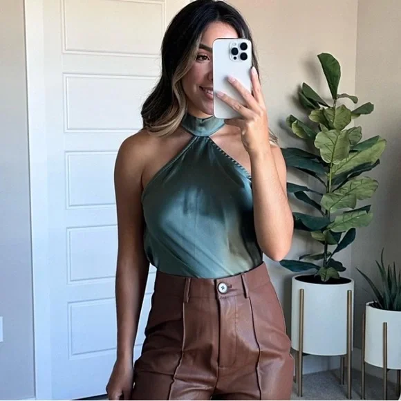 Halter Top LIKE NEW - Picture 4 of 7